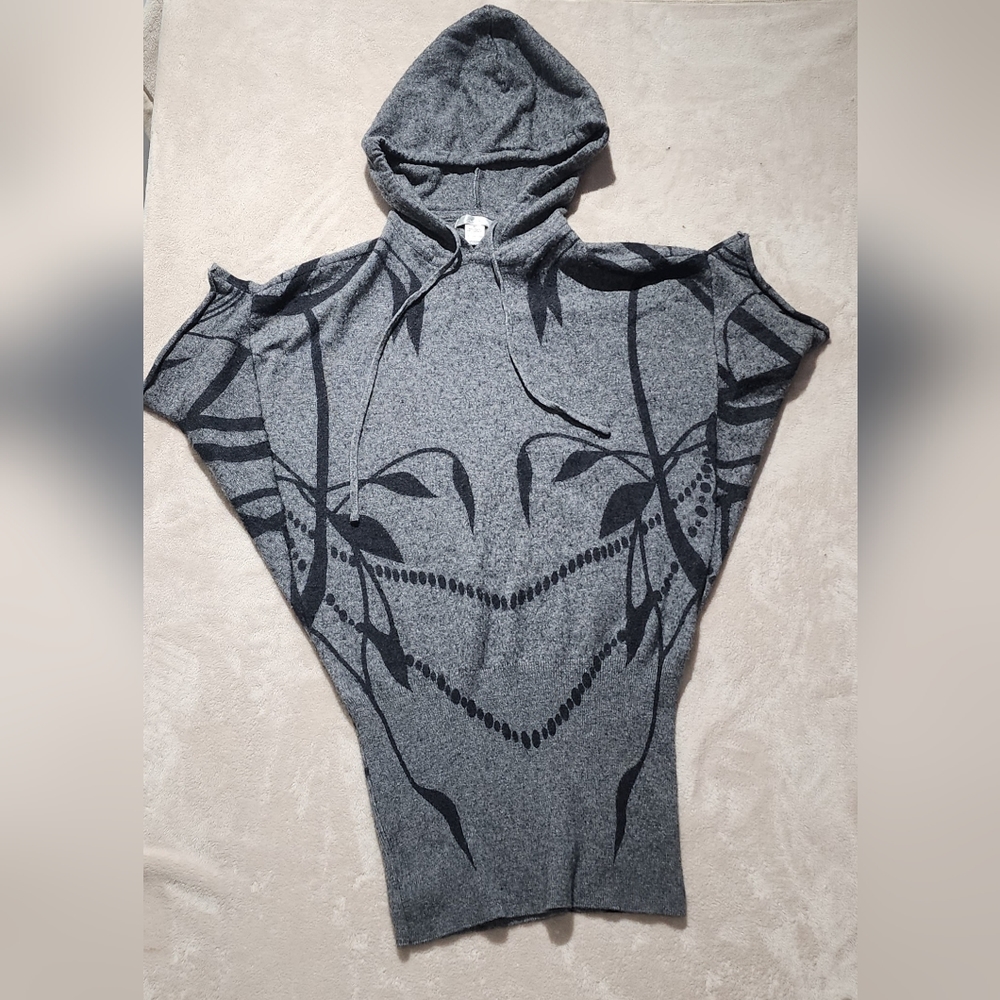 Grey wool sweater with organic black pattern.